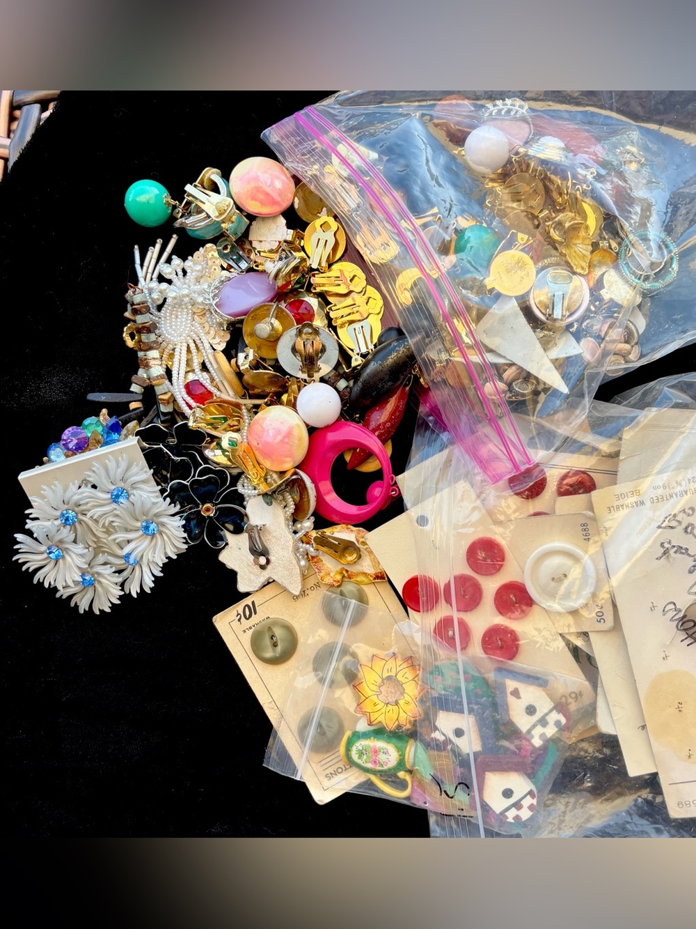 1.6LBS Assorted Women's Costume Jewelry& Buttons, Some wearable, Crafting, Scrap